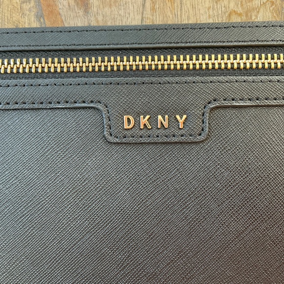 DKNY Blake leather wristlet,new. - Picture 4 of 7